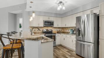 Geladeira, micro-ondas, fogão, cooktop