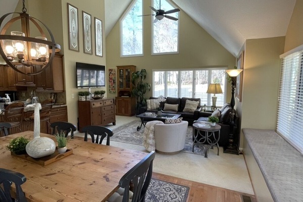 Smart TV, videojuegos, reproductor de DVD, mesa de ping pong