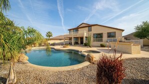 A two-story house with a swimming pool, surrounded by palm trees and a well-maintained garden. - 6br3ba with pool & jacuzzi (Glendale)