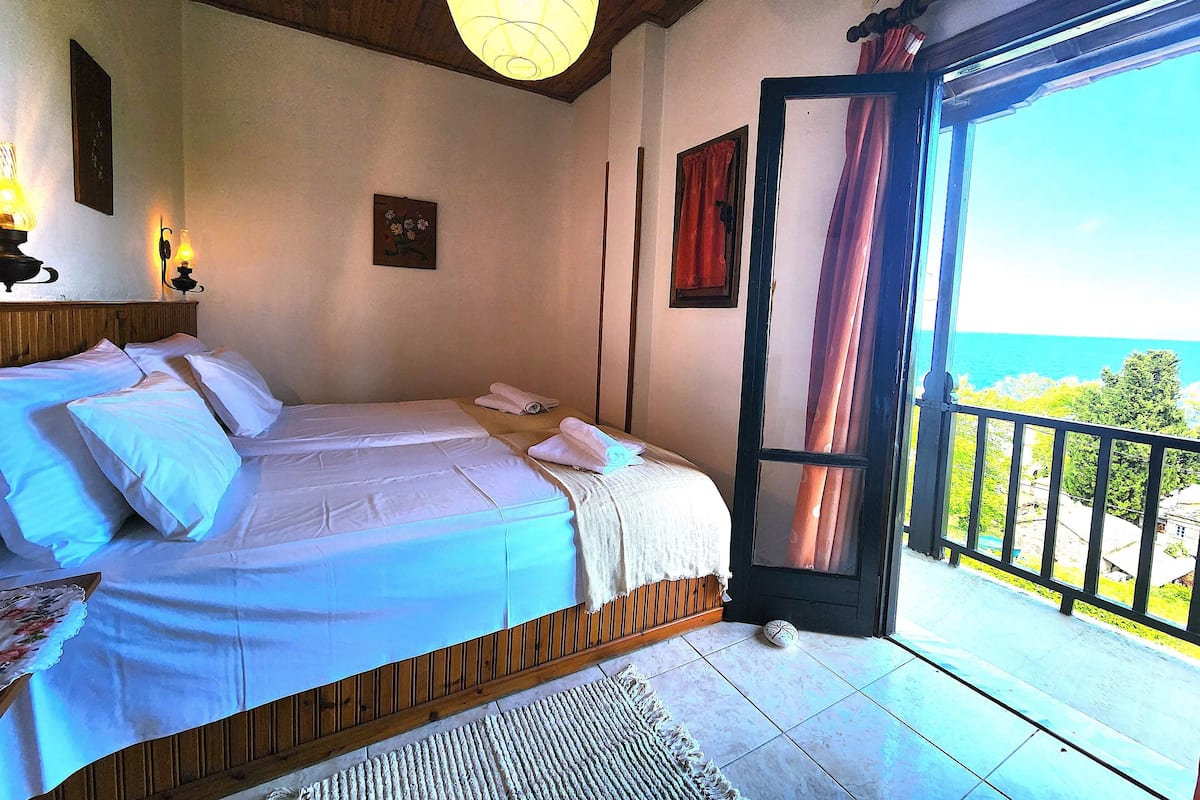 Basic Twin Room | Desk, free WiFi, bed sheets