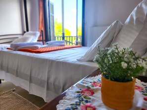 Basic Triple Room | Desk, free WiFi, bed sheets