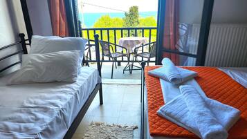 Basic Triple Room | Desk, free WiFi, bed sheets