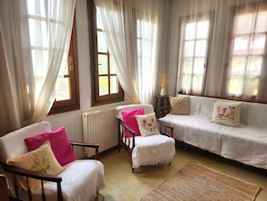 Reception hall - YALLA HOTEL CHOREFTO (Zagora-Mouresi)