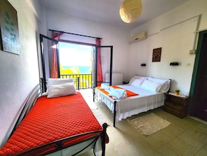 Basic Triple Room - YALLA HOTEL CHOREFTO (Zagora-Mouresi)
