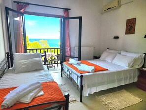 Escritorio, wifi gratis y ropa de cama