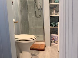 Douche, sĂšche-cheveux, serviettes fournies, papier toilette