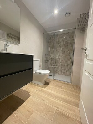 Dusch, regndusch, hårtork och handdukar