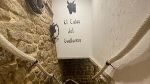 A stone staircase with a sign reading "El Calao del Guallavero". - CASA PEQUE (Laguardia)