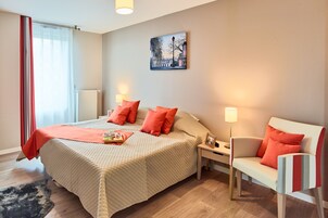 Escritorio, cunas gratuitas, wifi gratis y ropa de cama 