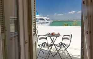 Outdoor dining - Family Latini Hotel (Nafplio)