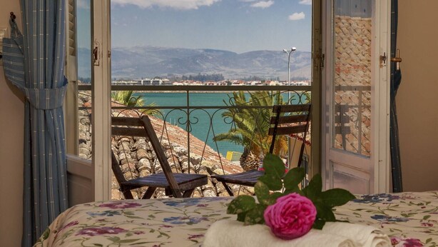 A balcony with a view of a coastal town and mountains. - Family Latini Hotel (Nafplio)
