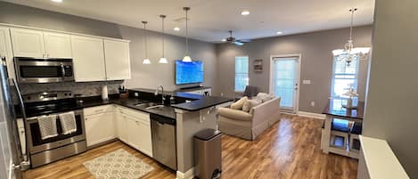 冷蔵庫、電子レンジ、オーブン、コンロ