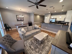 Smart TV - Relax and Unwind at Beach Time! HEATED POOL! Blocks from beach & attractions! (Destin)