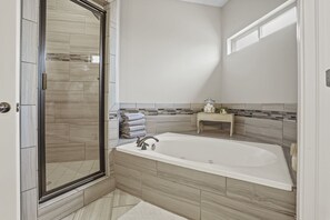 Ducha, bañera de hidromasaje, secador de pelo, toallas