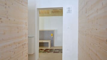 Kamar Double Comfort, 1 Tempat Tidur King, kamar mandi pribadi, pemandangan kebun | Resepsionis