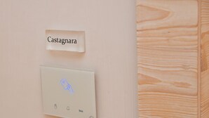 Een bedieningspaneel aan de wand, met een naamplaatje met de tekst 'Castagnara' en het BMW-logo.