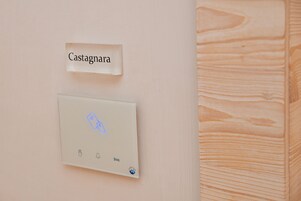 Design Tek Büyük Yataklı Oda, Özel Banyo, Zemin Kat | Kaliteli yatak takımı, kuştüyü yorgan