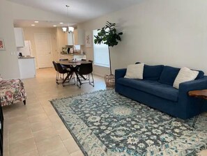 Living area - Spacious 3 Bed, 2 Bath Home Near Legoland (Winter Haven)