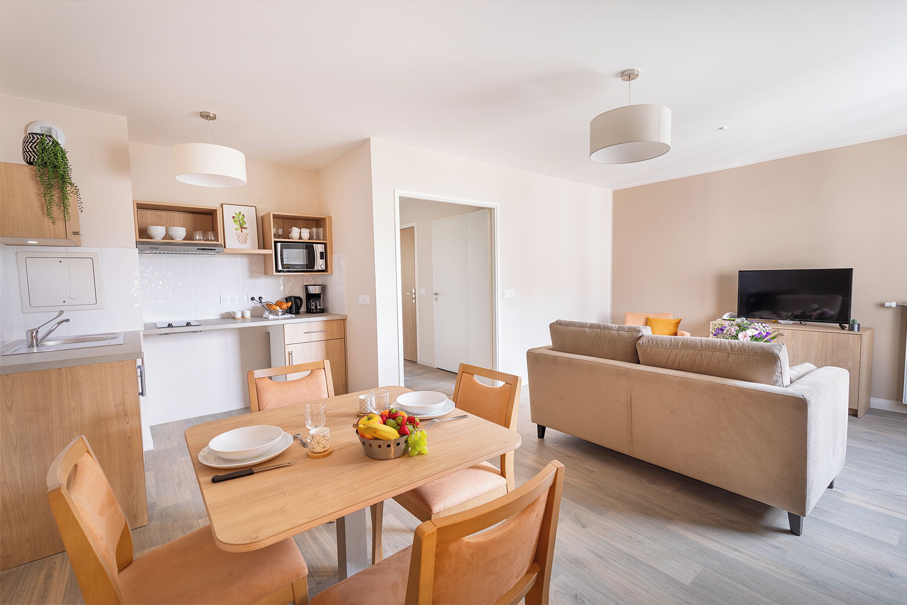 Un apartamento moderno con comedor, cocina y sala de estar.