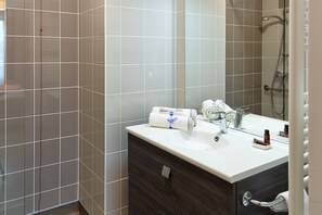 Shower, towels, toilet paper - Zenao Appart’hôtels Le Raincy (Le Raincy)