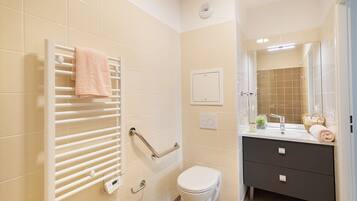 Serviettes fournies, savon, shampoing, papier toilette