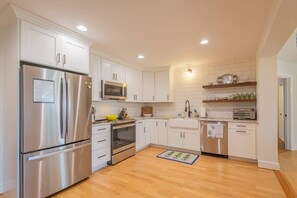 Køleskab, mikrobølgeovn, ovn, kogeplade