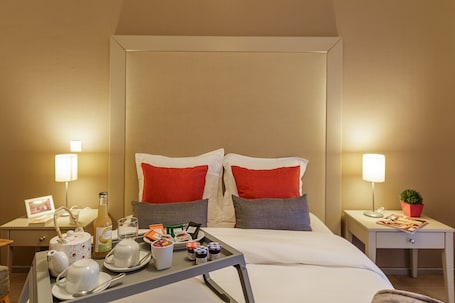 Individually decorated, soundproofing, free WiFi, bed sheets. Zenao Appart'hôtels Strasbourg