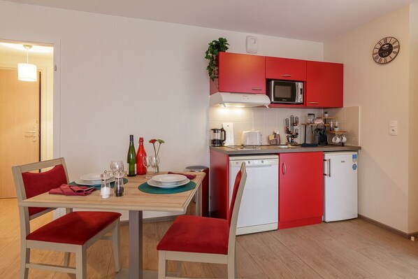 Kühlschrank, Mikrowelle, Geschirrspüler, Wasserkocher