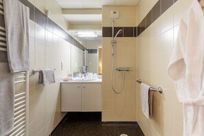 Shower, towels, toilet paper - Zenao Appart'hôtels Strasbourg (Strasbourg)