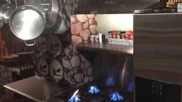 Refrigerador, microondas, parrilla de estufa y cafetera y tetera