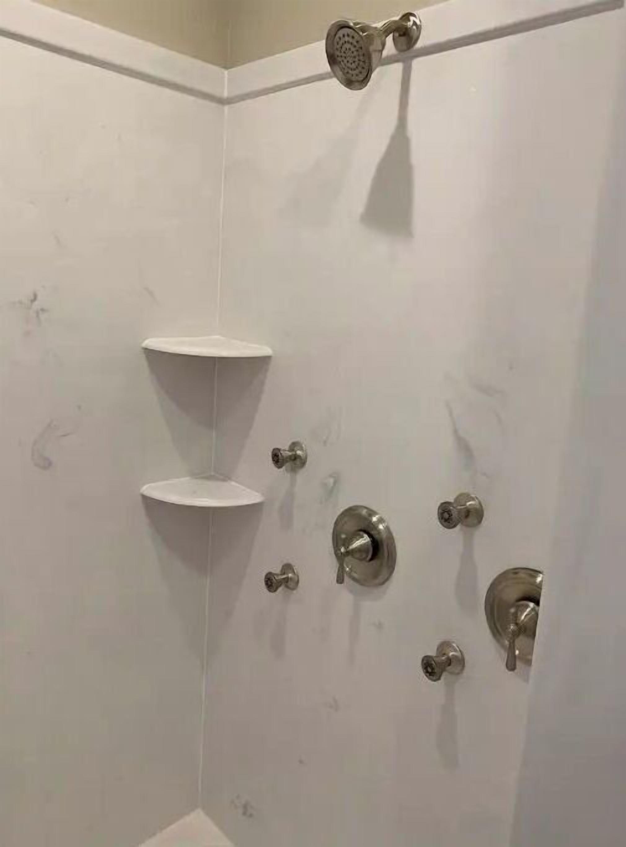 Doccia, asciugacapelli, asciugamani, sapone