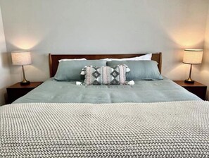 2 makuuhuonetta, työpöytä, silitysrauta/-lauta, vauvan matkasänky