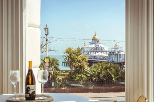 Pier Reflections - stylish seaview apartment