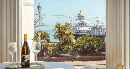 Pier Reflections - stylish seaview apartment