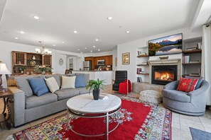 Smart TV, fireplace