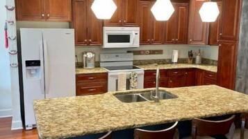 Frigorífic, microones, forn i placa de cuina