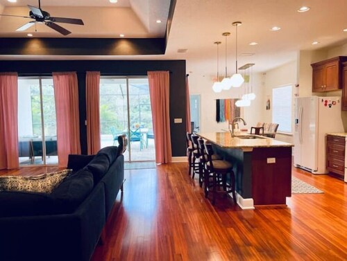 Cheerful 4 Bed, 3 Bath Home with Screened Pool