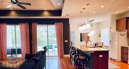 Cheerful 4 Bed, 3 Bath Home with Screened Pool