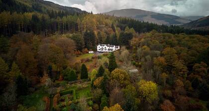 Cottage retreat in wooded secluded private grounds