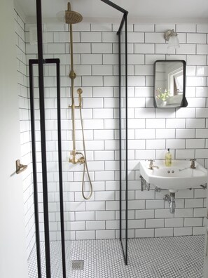 Bathroom - Cottage retreat in wooded secluded private grounds (Strathyre)