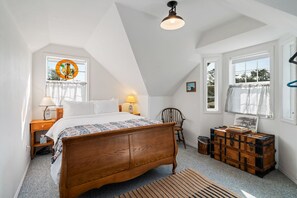 2 bedrooms, free WiFi, bed sheets - Relax and unwind in a tranquil space one block from the beach (Manzanita)