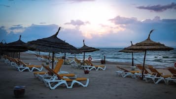 Einkaströnd, sólbekkir, sólhlífar, strandbar