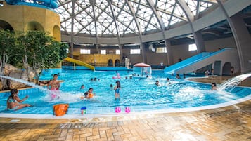 Piscine couverte, 2 piscines extérieures, cabanons gratuits