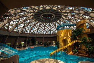 Una piscina techada, 2 piscinas al aire libre, camas de piscina gratis