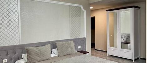 2 bedrooms, desk, WiFi