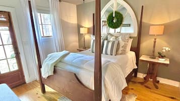 2 bedrooms, iron/ironing board, internet, bed sheets