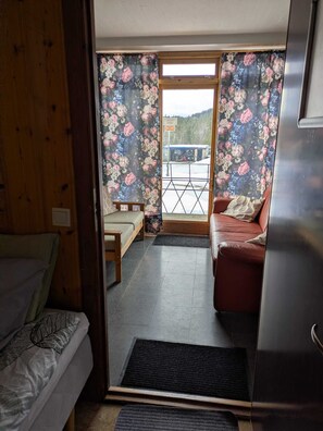 Rom – basic, delt bad | Strykejern/-brett, barnesenger (inkludert) og reiseseng for barn