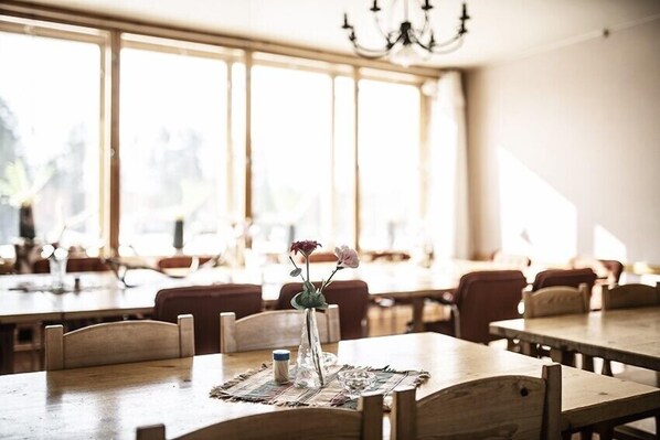 Frukost, lunch och middag serveras