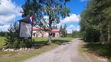 Vista frontal de la propiedad