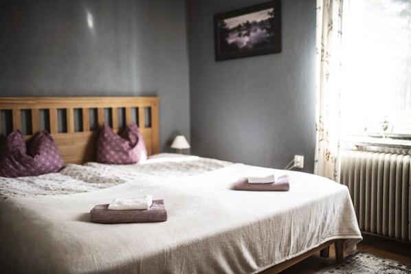 Comfort Double Room, 1 Bedroom, Non Smoking, Shared Bathroom | Iron/ironing board, free cribs/infant beds, travel crib, free WiFi - Hotel Nederhögen Vildmarkscenter (Rätan)